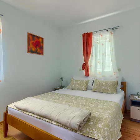 Jela Apartman *